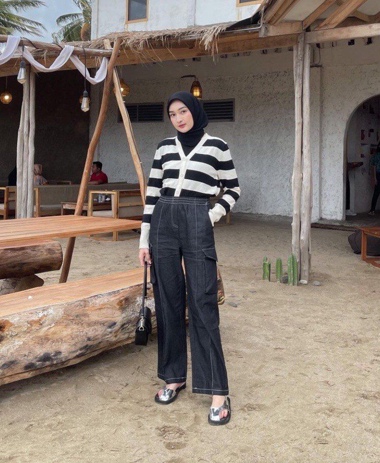 12 OOTD Long Pants dengan Hijab ala Ingrid Yulika