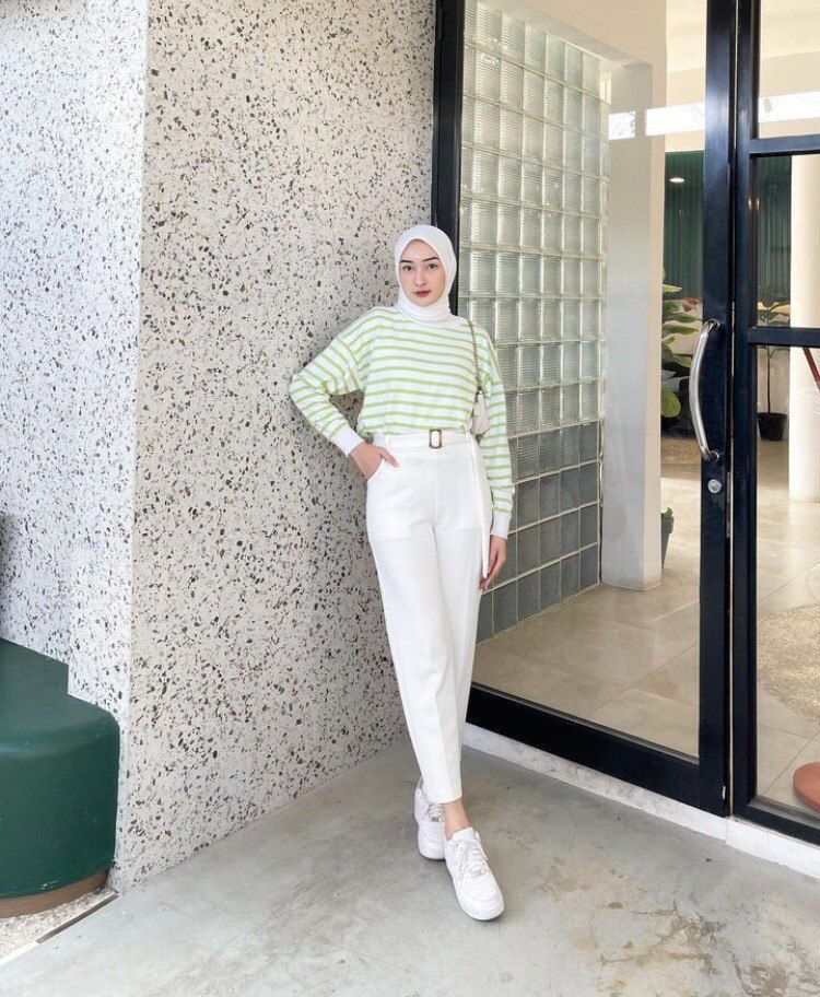 12 OOTD Long Pants dengan Hijab ala Ingrid Yulika