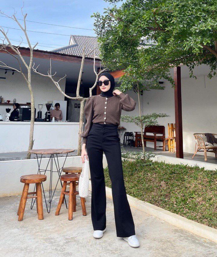 12 OOTD Long Pants dengan Hijab ala Ingrid Yulika