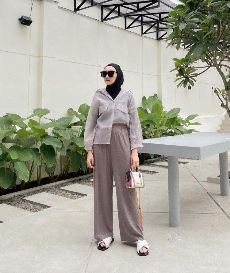 12 OOTD Long Pants dengan Hijab ala Ingrid Yulika