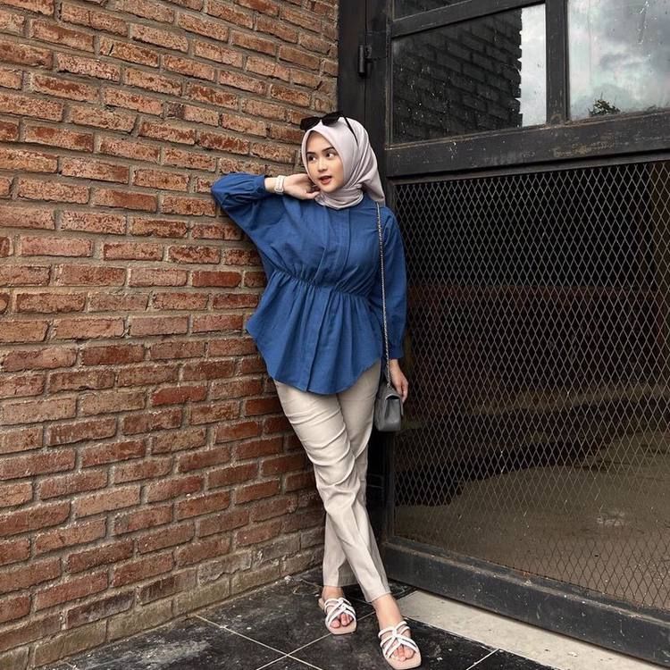 10 Inspirasi OOTD Hijab Nuansa Biru ala Alifhia Fitri, Eye Cacthing!