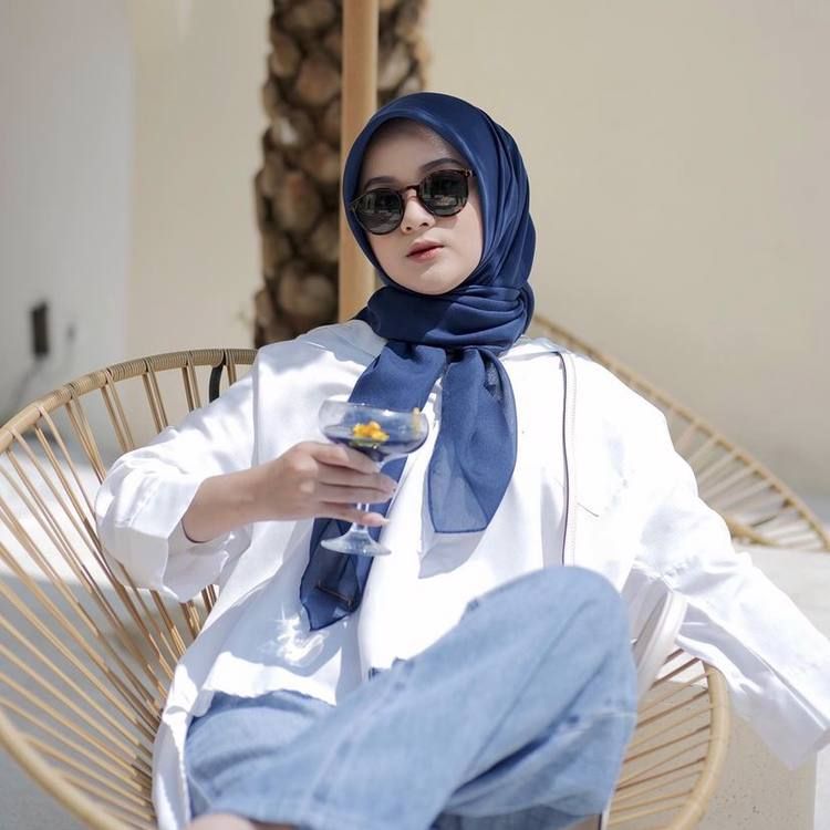 10 Inspirasi OOTD Hijab Nuansa Biru ala Alifhia Fitri, Eye Cacthing!