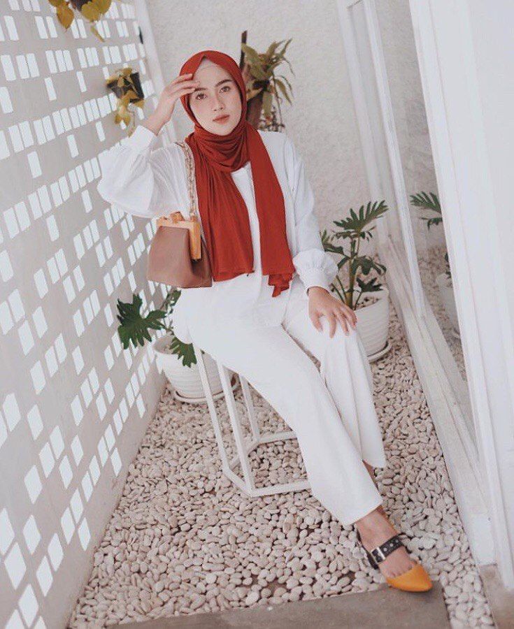 10 Ide Padu Padan Long Pants Putih ala Ashry Rizqky, Stylish Memesona