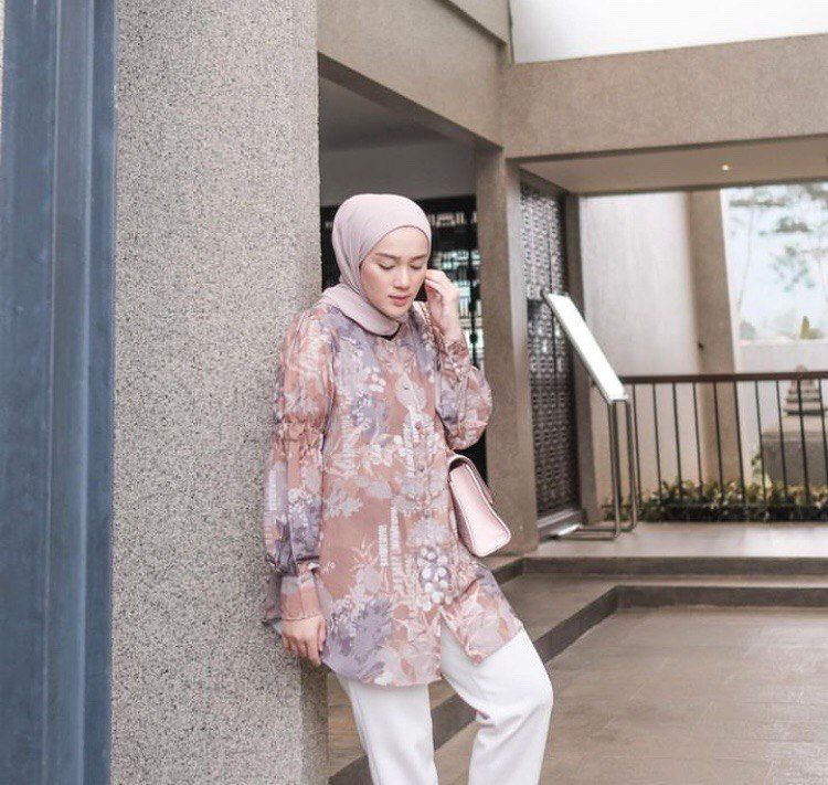 10 Ide Padu Padan Long Pants Putih ala Ashry Rizqky, Stylish Memesona