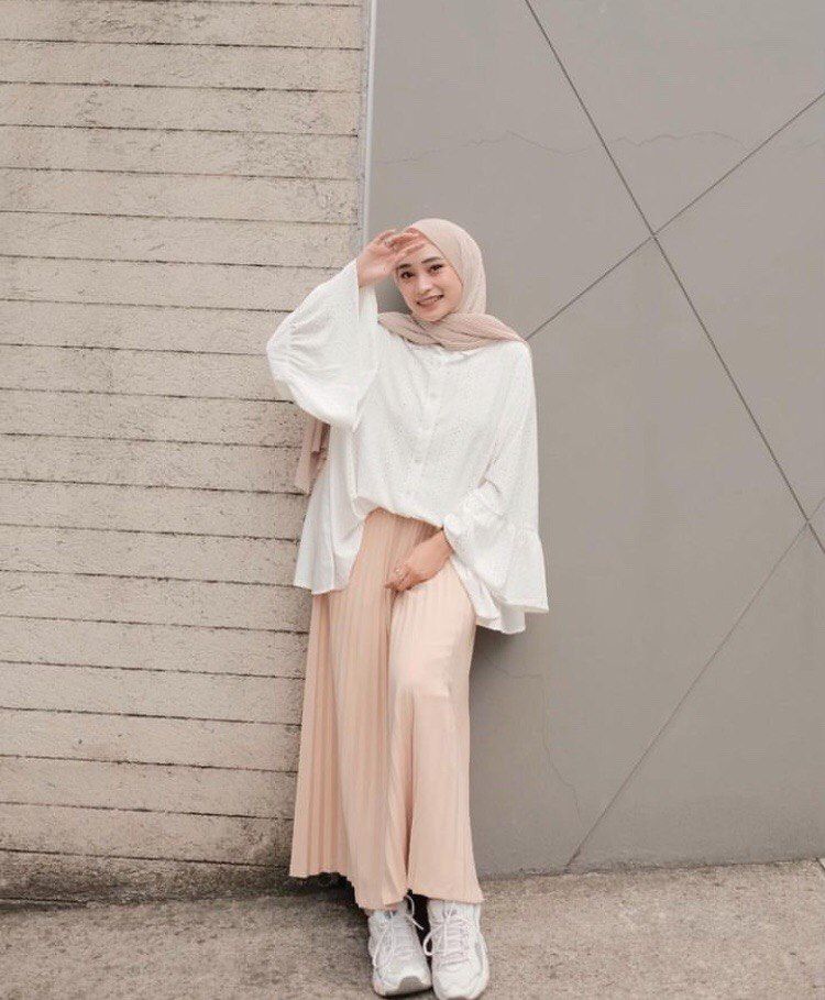 9 Ide Mix and Match OOTD dengan Midi Skirt ala Rifka Martha, Menarik