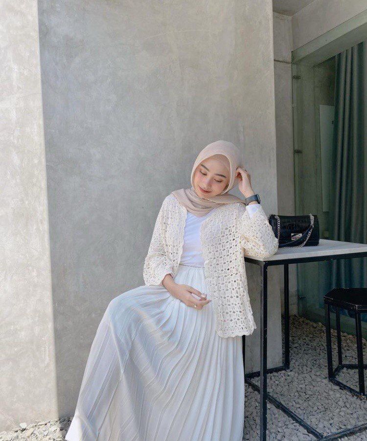 9 Ide Mix and Match OOTD dengan Midi Skirt ala Rifka Martha, Menarik