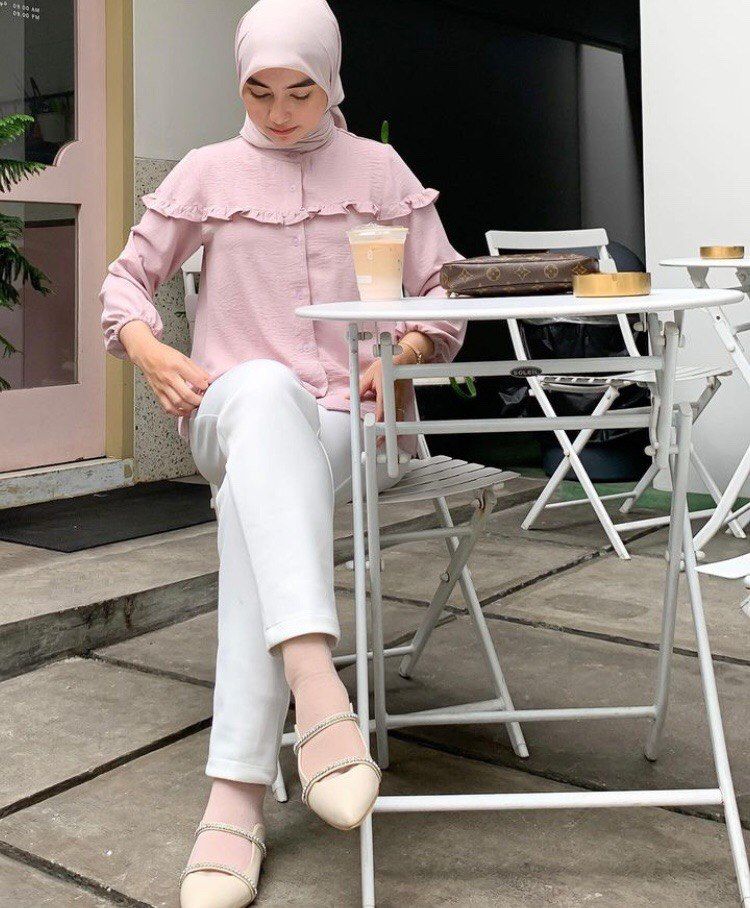 11 Inspirasi OOTD Bukber yang Catchy ala Olivia Finda, Manis Anggun