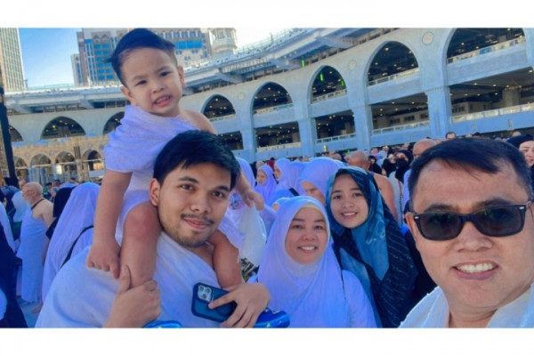 10 Potret Umrah Thariq Halilintar, Ketemu Rombongan Keluarga Fuji