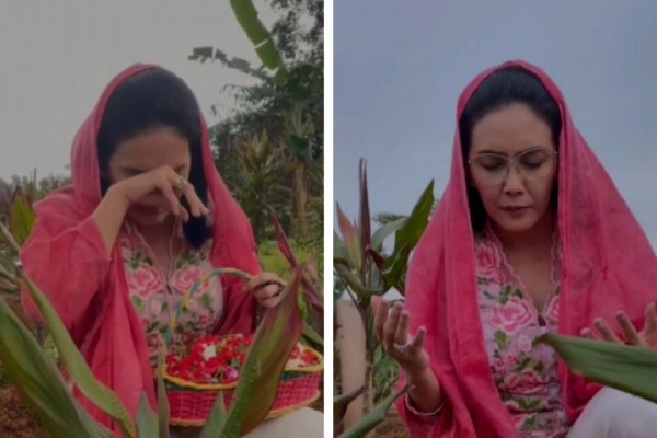 10 Potret Rieke Diah Pitaloka Ziarah ke Makam Nani Wijaya