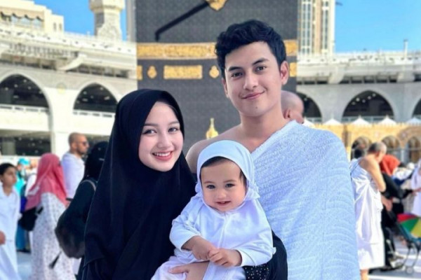 10 Potret Keluarga Nanda Arsyinta Jalani Umrah di Awal Ramadan 2023