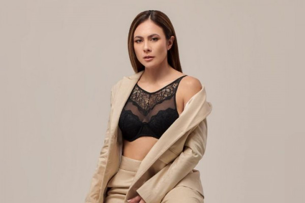 10 Potret Wulan Guritno Jadi Model Lingerie, Ibu 3 Anak bak Masih ABG