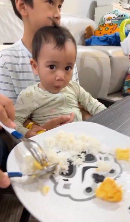 9 Potret Manis Rafathar Dan Rayyanza Saat Sahur