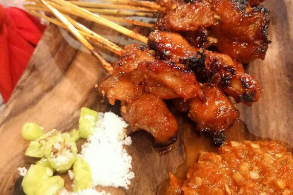 7 Warung Sate Babi Populer di Bali, Endul Banget Pokoknya!
