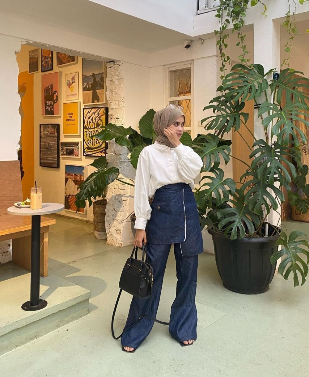 10 Ide OOTD Hijab Bawahan Denim ala Aisyah Ibrahim, Kekinian Abis!