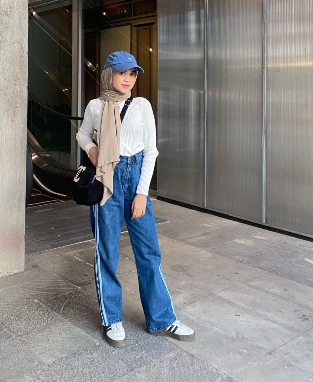 10 Ide OOTD Hijab Bawahan Denim ala Aisyah Ibrahim, Kekinian Abis!