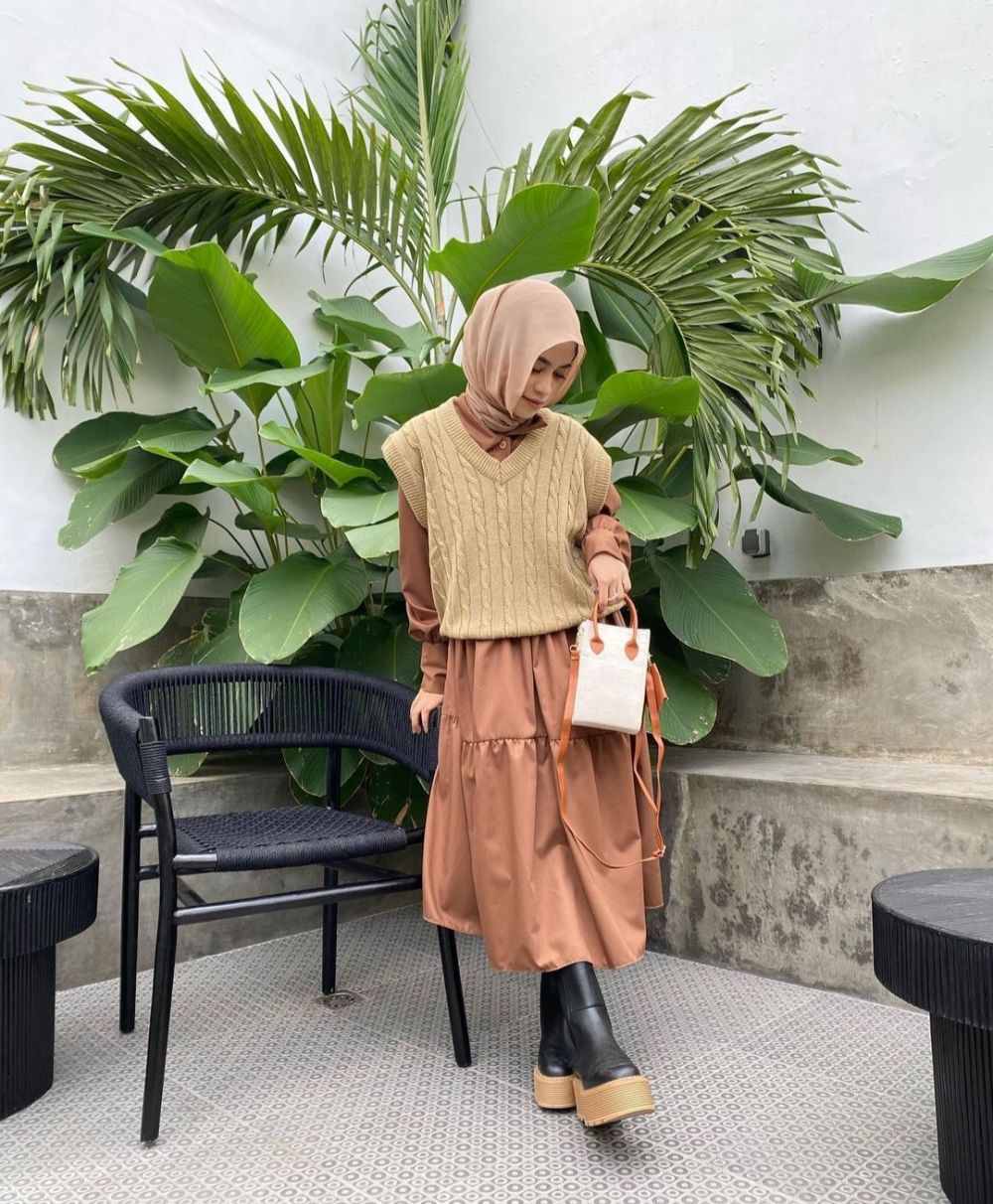 11 Inspirasi Outfit Cewek Bumi ala Aisyah Ibrahim, Estetik Stylish