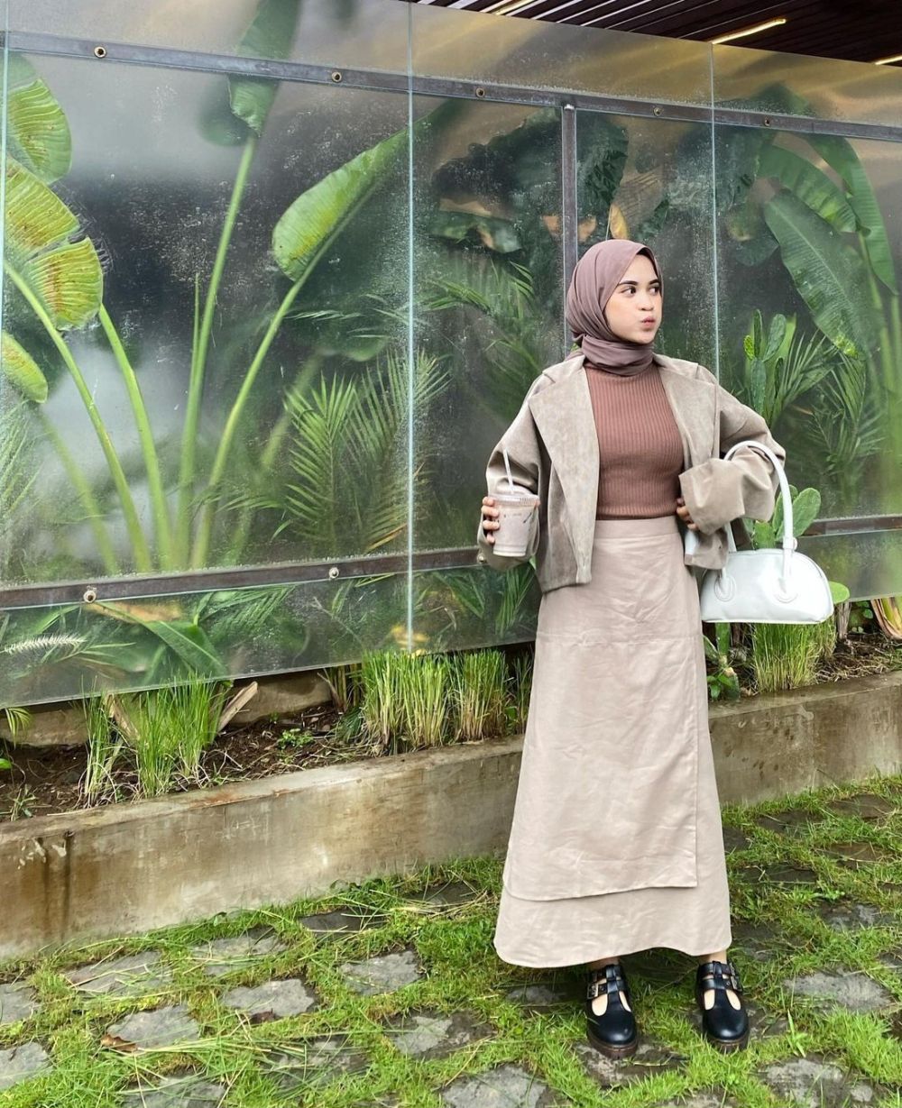 11 Inspirasi Outfit Cewek Bumi ala Aisyah Ibrahim, Estetik Stylish