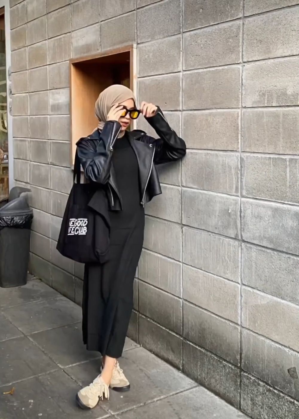 10 Style Dress Hitam ala Aisyah Ibrahim, Mulai Tugas Hingga Kondangan