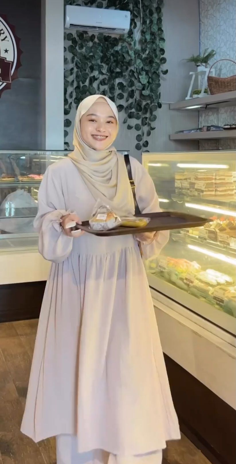 11 OOTD Hijab One Set ala Chichi Annisa, Sederhana hingga Berkelas!