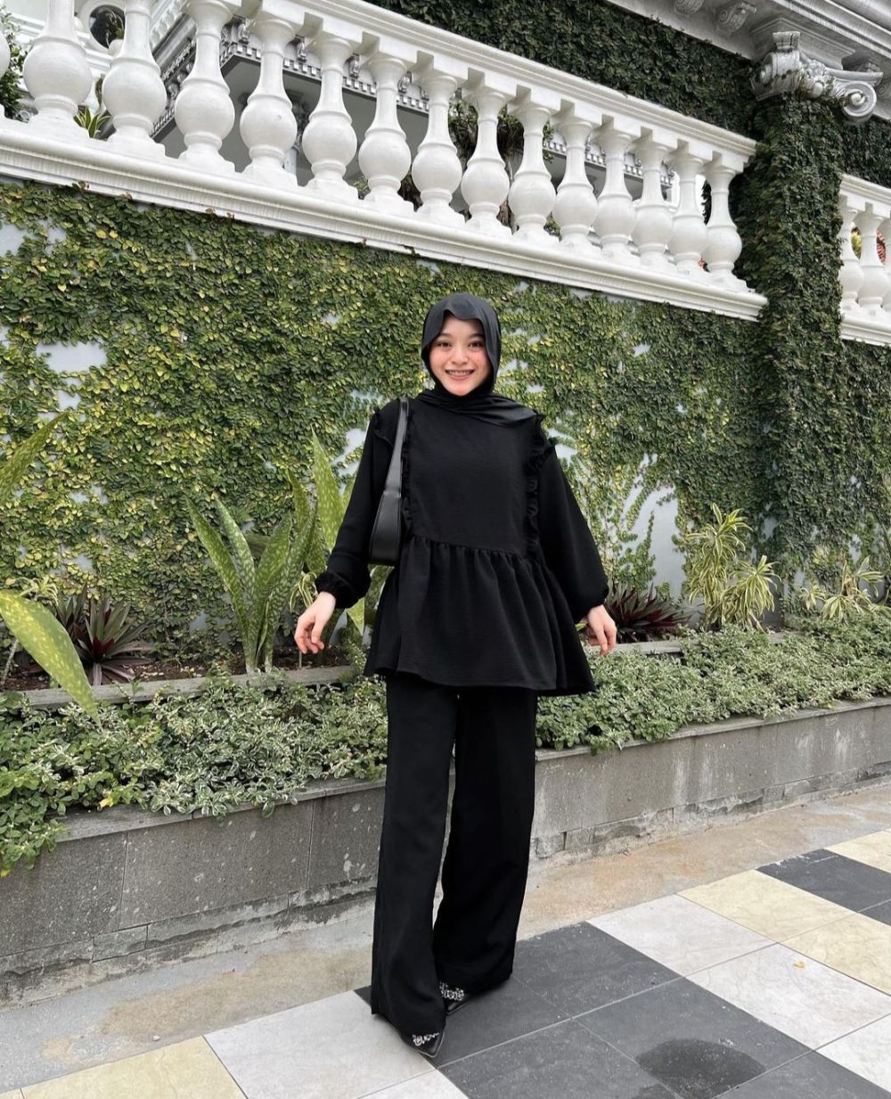 11 OOTD Hijab One Set ala Chichi Annisa, Sederhana hingga Berkelas!