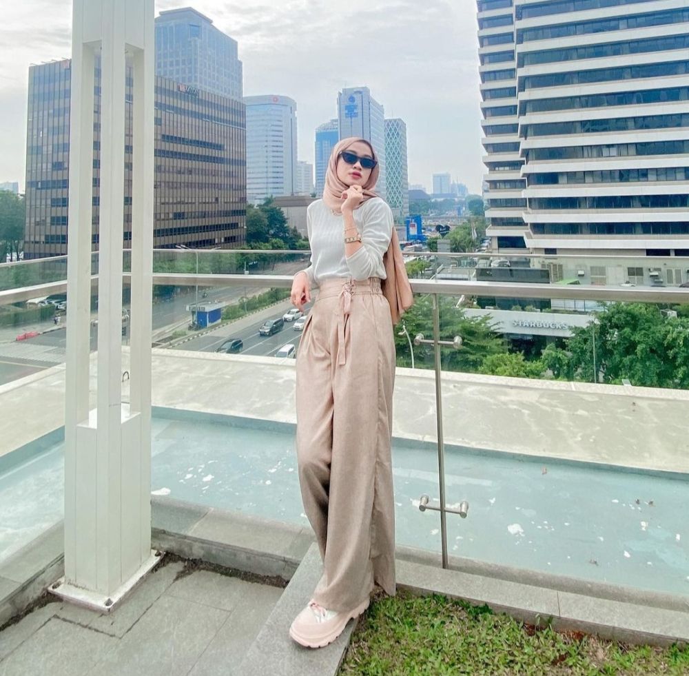 9 Padu Padan OOTD Cewek Bumi untuk Hangout ala Claressia Rizka, Kece!