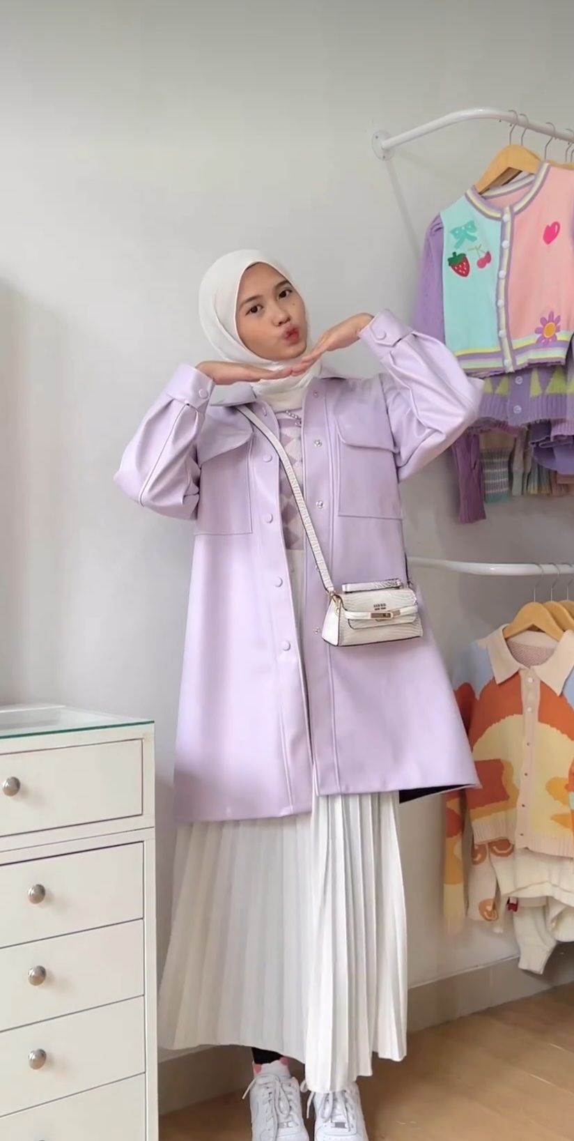 11 Office Look Tema Korean Style ala Queen Artha, Gayanya Fancy!