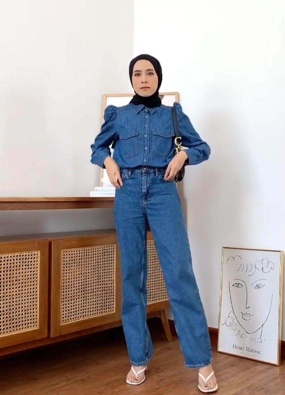 10 Ide OOTD Casual Pakai Jeans ke Kantor ala Amelia Elle, Hits Abis