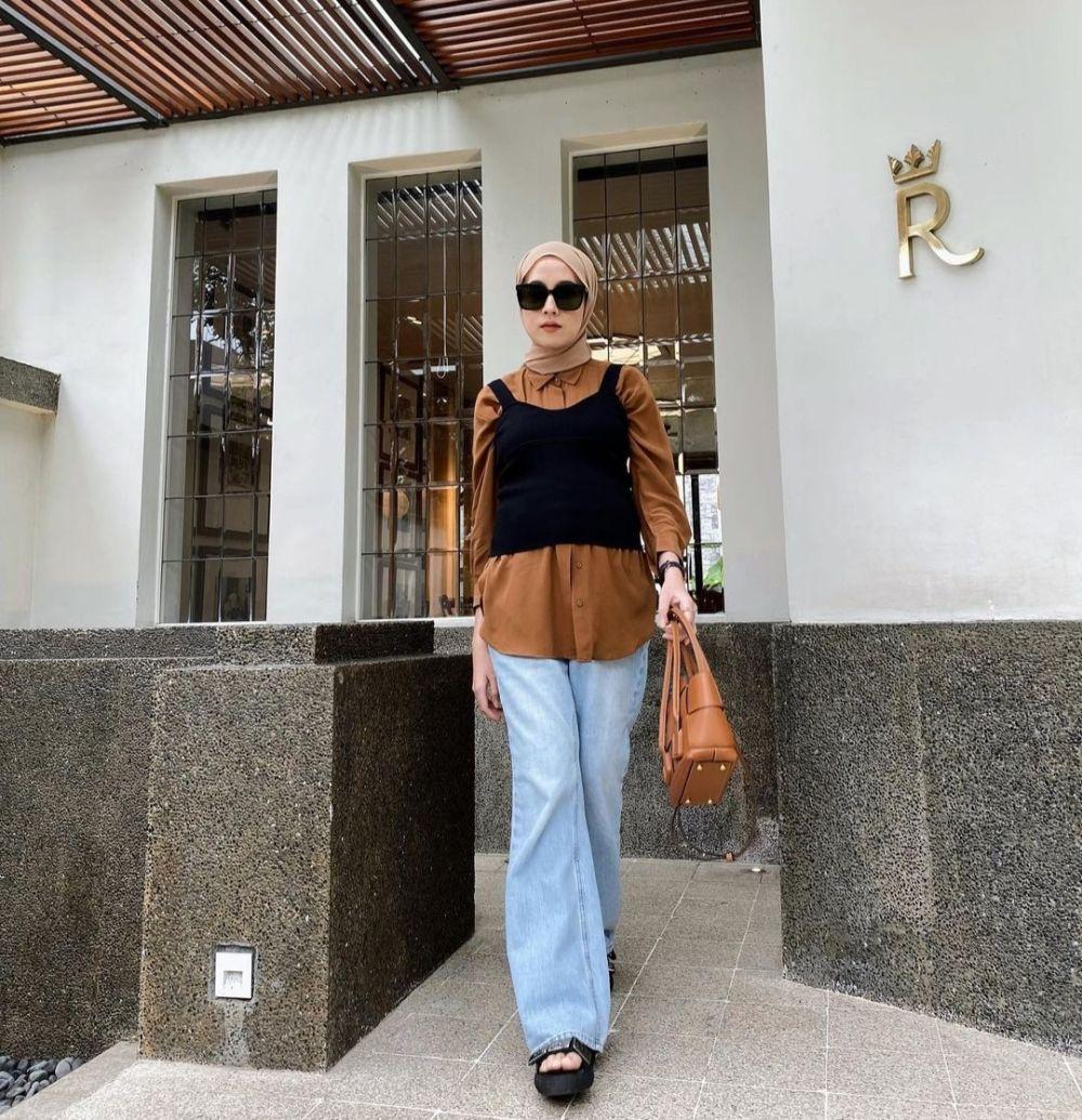 10 Ide OOTD Casual Pakai Jeans ke Kantor ala Amelia Elle, Hits Abis