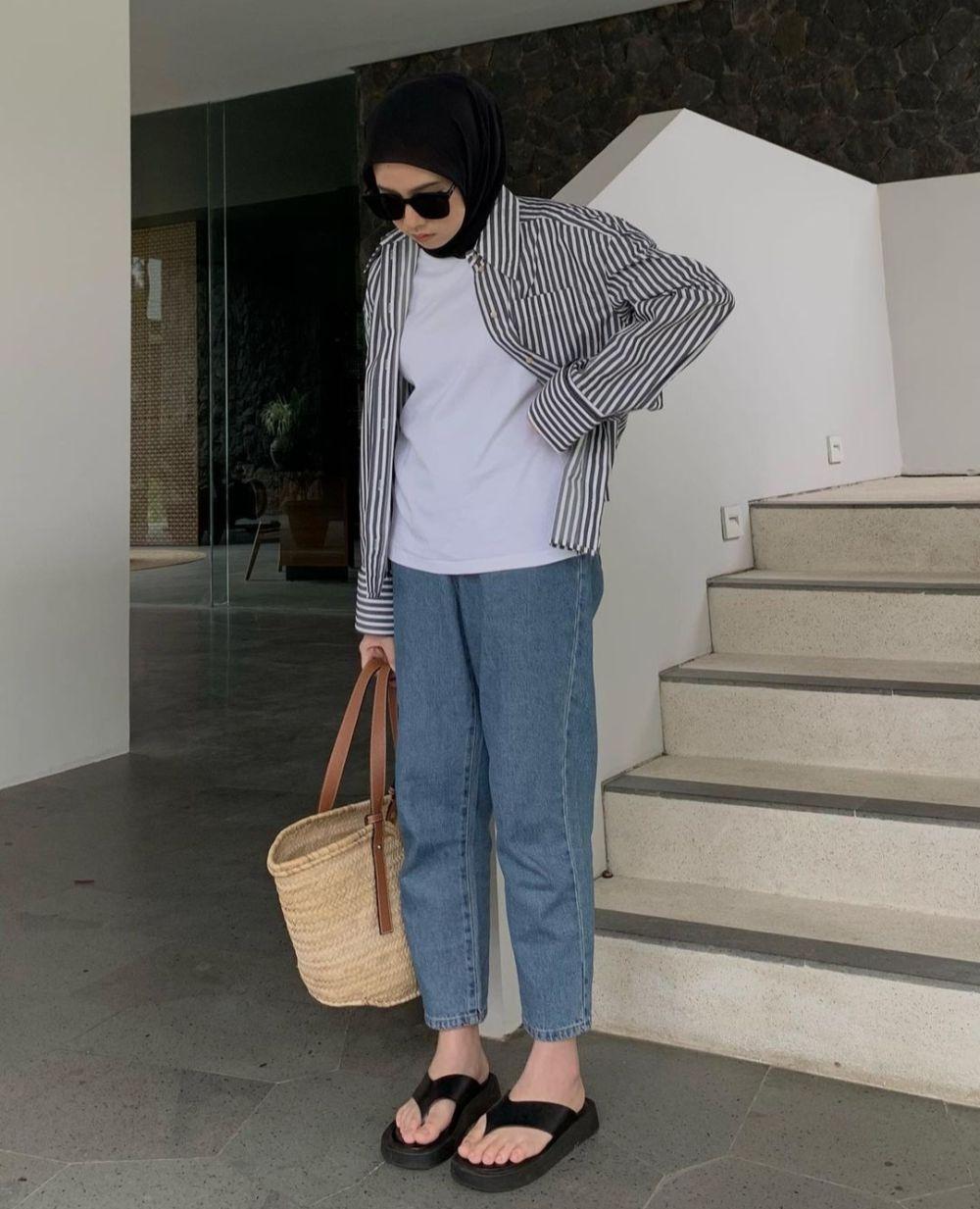 10 Ide OOTD Casual Pakai Jeans ke Kantor ala Amelia Elle, Hits Abis