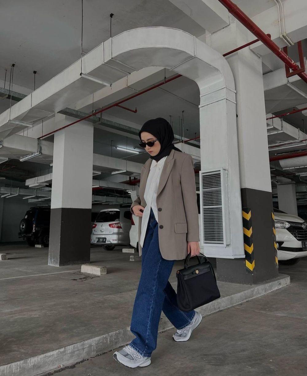 10 Ide OOTD Casual Pakai Jeans ke Kantor ala Amelia Elle, Hits Abis