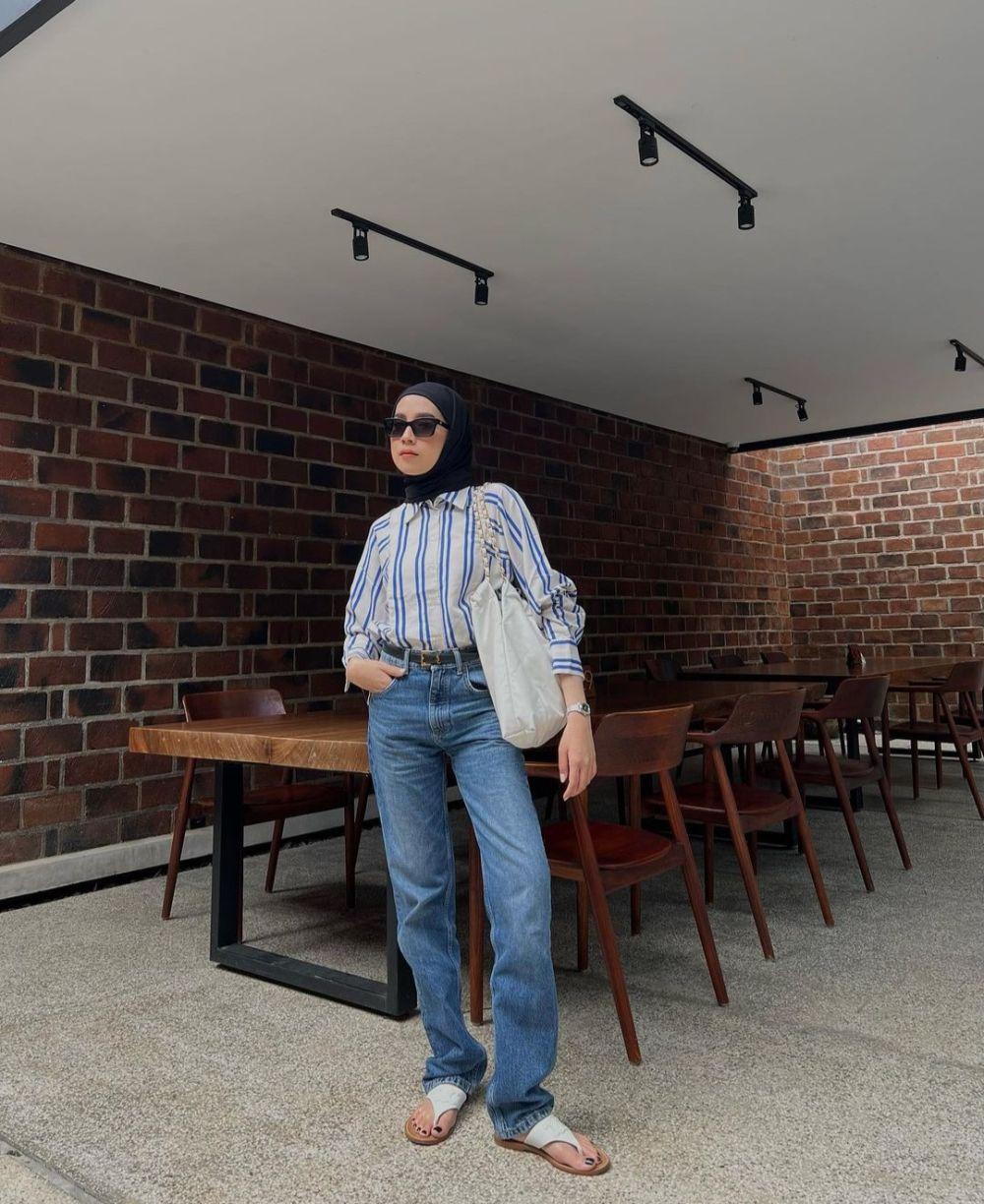 10 Ide OOTD Casual Pakai Jeans ke Kantor ala Amelia Elle, Hits Abis