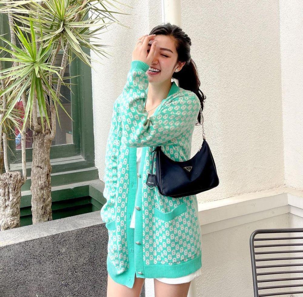 10 Style Outfit Eye Catching ala Shaura Nabilla, Super Colourfull!