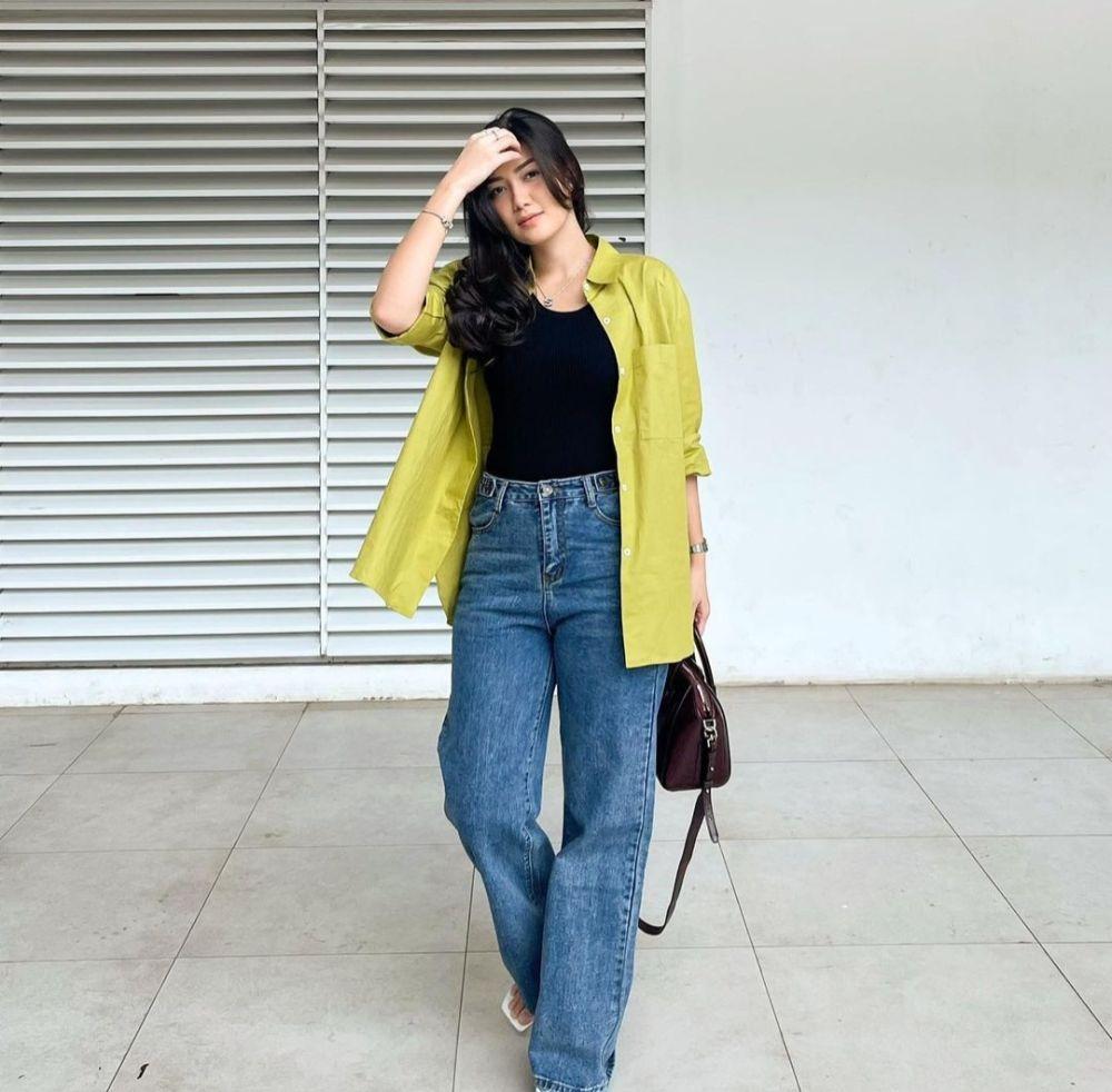 10 Style Outfit Eye Catching ala Shaura Nabilla, Super Colourfull!