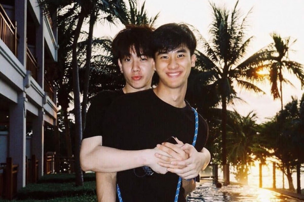 9 Potret Bromance Tay Tawan dan Off Jumpol, Friendship Goals Banget!