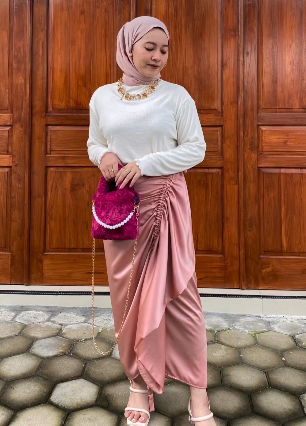 10 Ide Styling Outfit Buka Bersama dengan Rok Lilit, Unik!