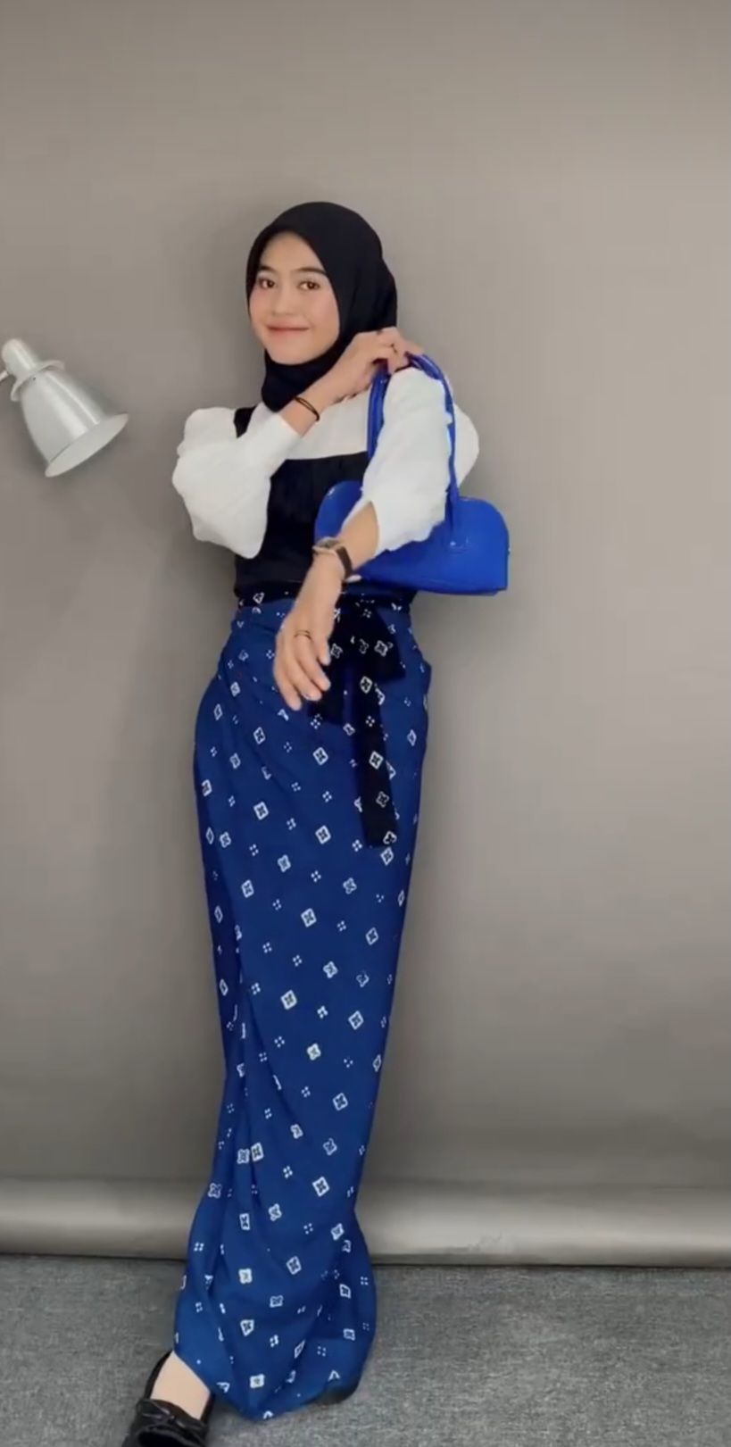 10 Ide Styling Outfit Buka Bersama dengan Rok Lilit, Unik!