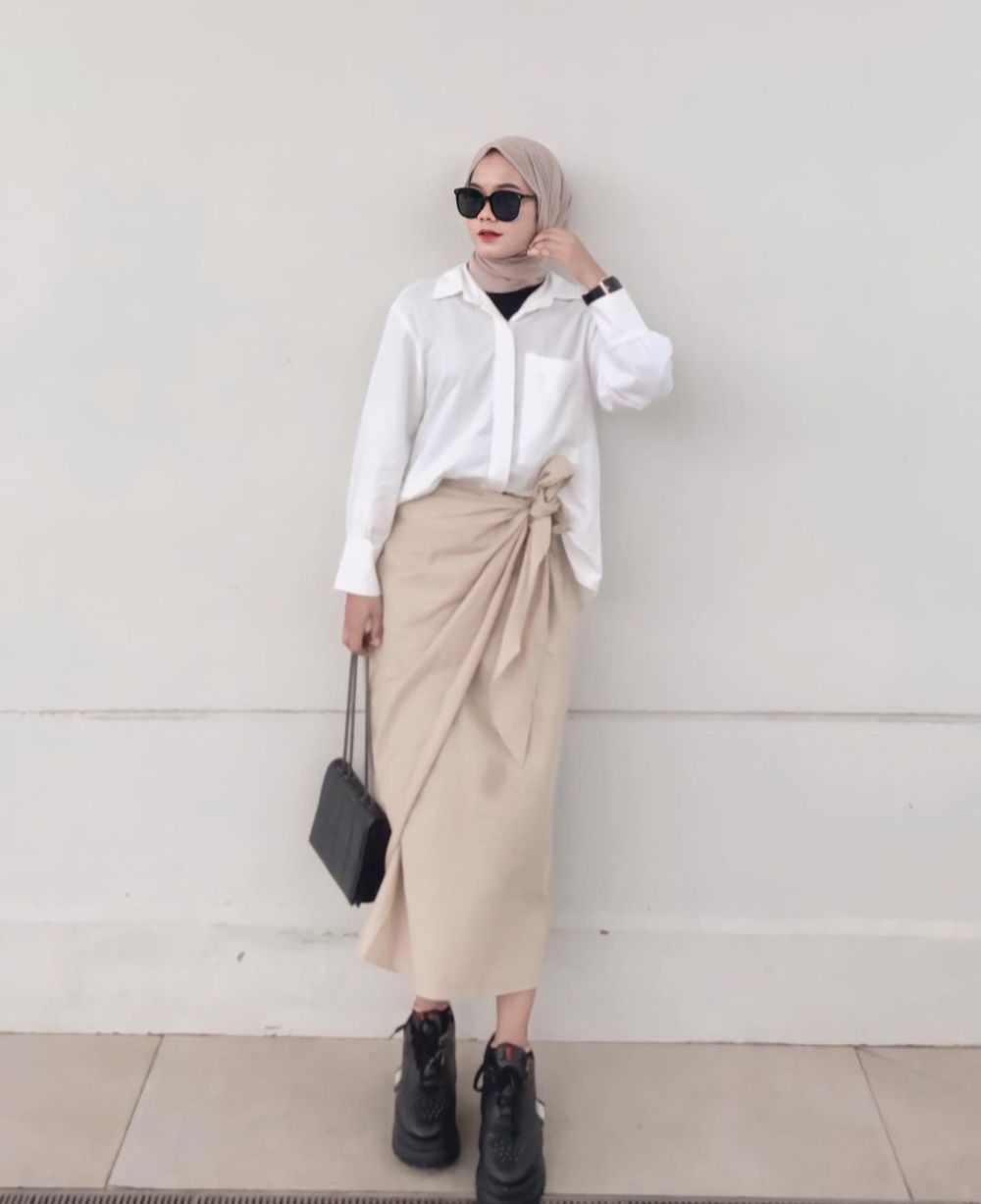 10 Ide Styling Outfit Buka Bersama Dengan Rok Lilit, Unik!