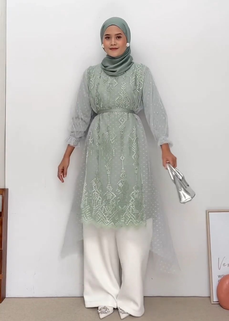 11 OOTD Lebaran  Hijab Pakai Celana Putih, Anggun dan Antigagal!