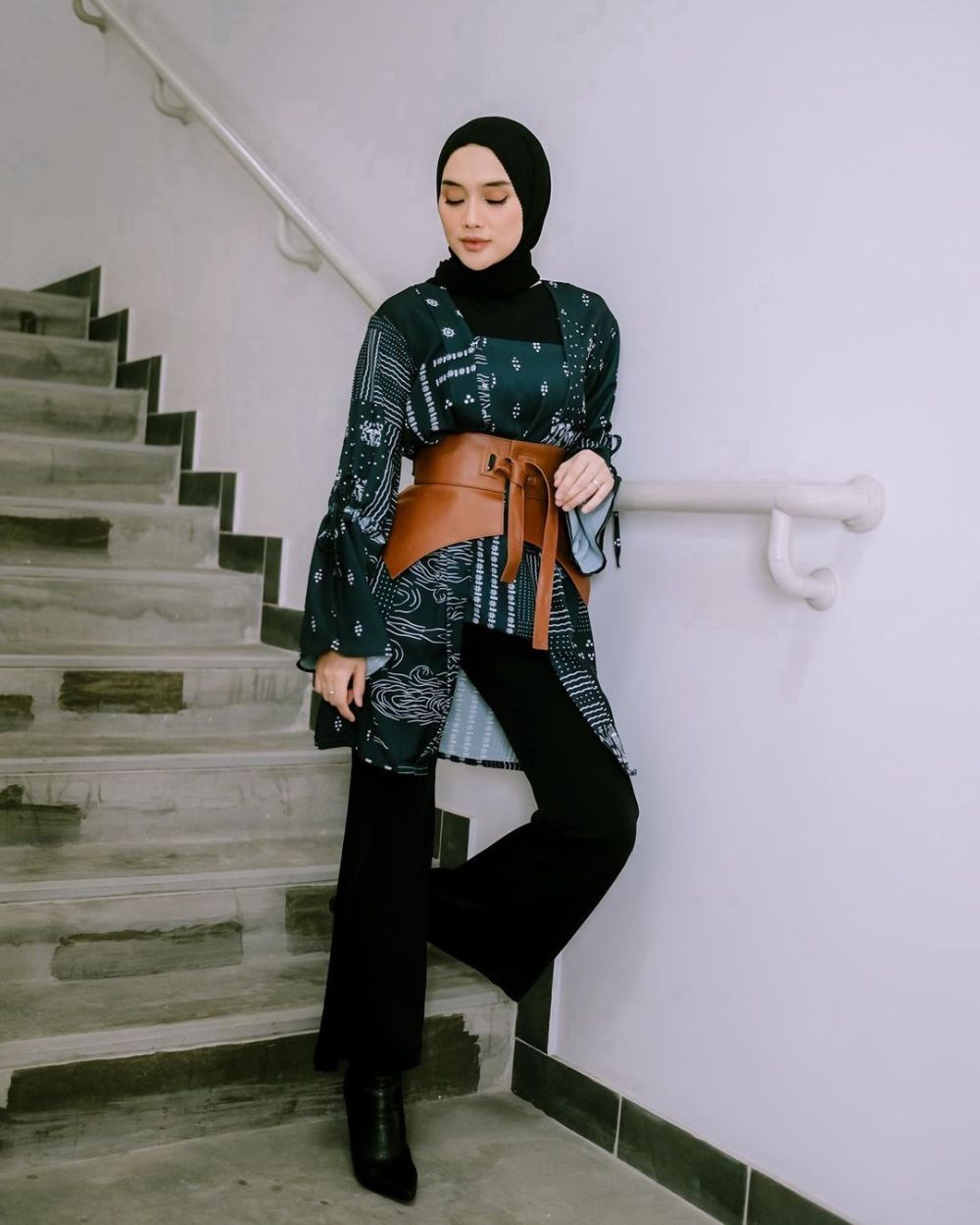 9 Mix and Match OOTD Hijab dan Boots ala Athieqah Asy, Stand Out!
