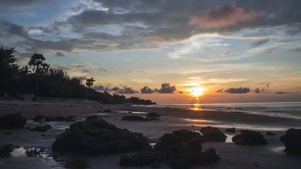 Pantai Slopeng Sumenep: Informasi Lokasi, Rute, dan Tips Liburan
