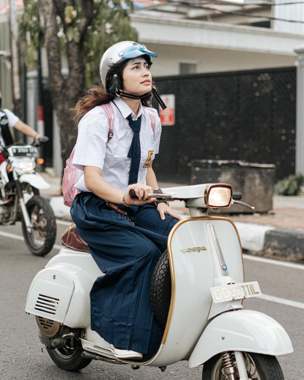 9 Potret Sintya Marisca Kenakan Seragam SMP Dan Naik Vespa