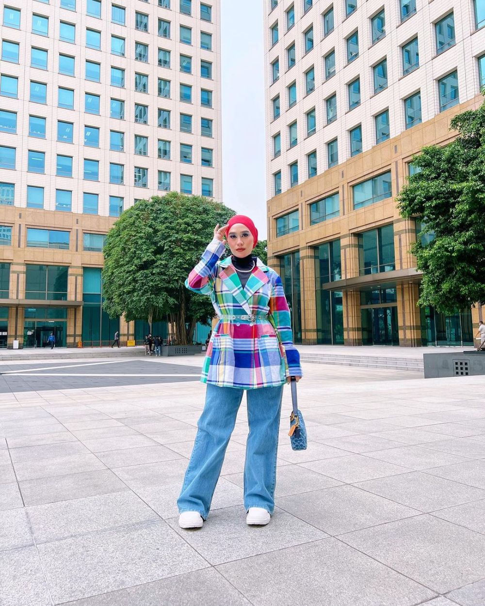 9 Inspirasi Hijab Modis ala Ashilla Sikado, Curi Atensi dengan Warna!