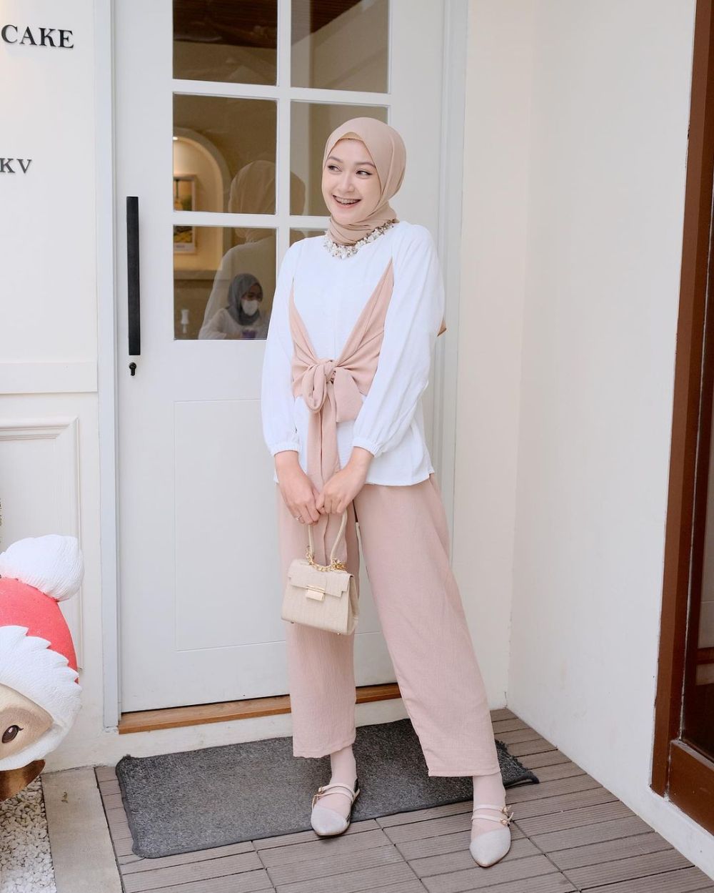 10 Ide OOTD Hijab Casual ala Saritiw, Outfit Simple But Chic!