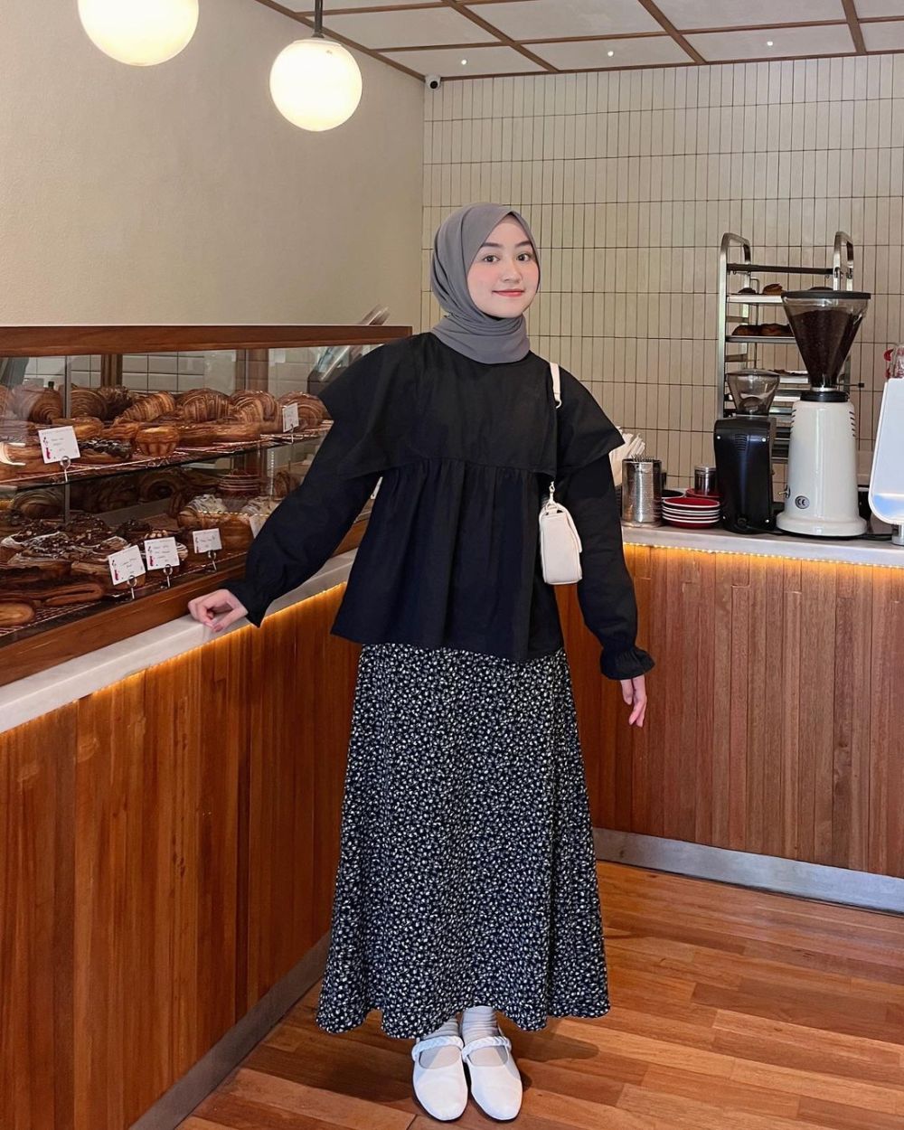 9 OOTD Hijab ala Selebgram Azzahra Syamil, Girly dan Manis!