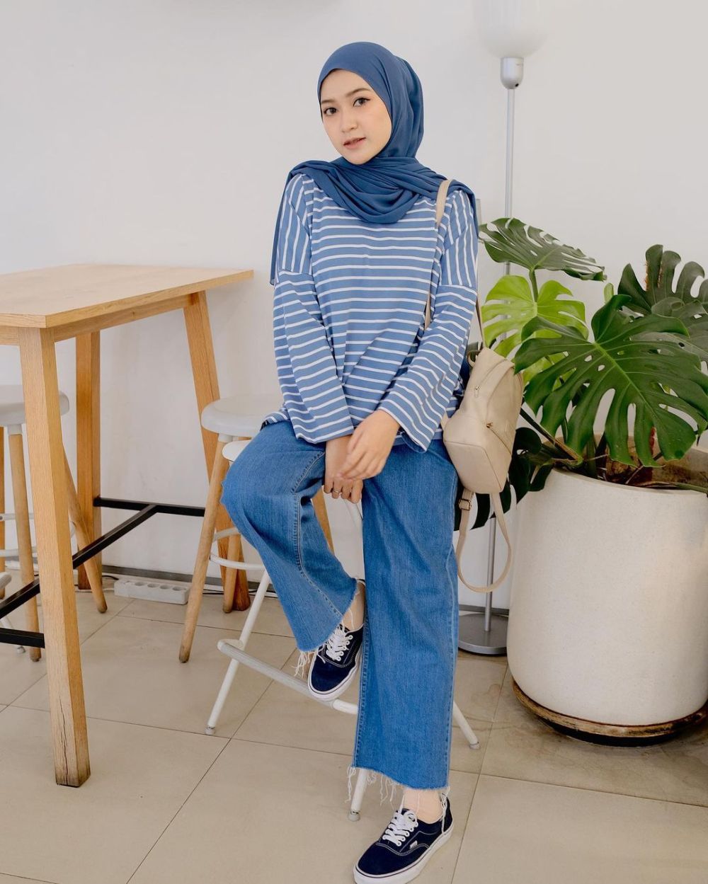 10 Ide OOTD Hijab Casual ala Saritiw, Outfit Simple But Chic!