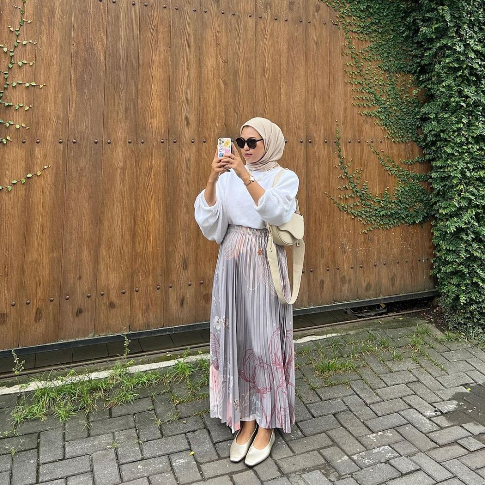 11 Referensi OOTD Hijab Dengan Rok Plisket Untuk Berbuka