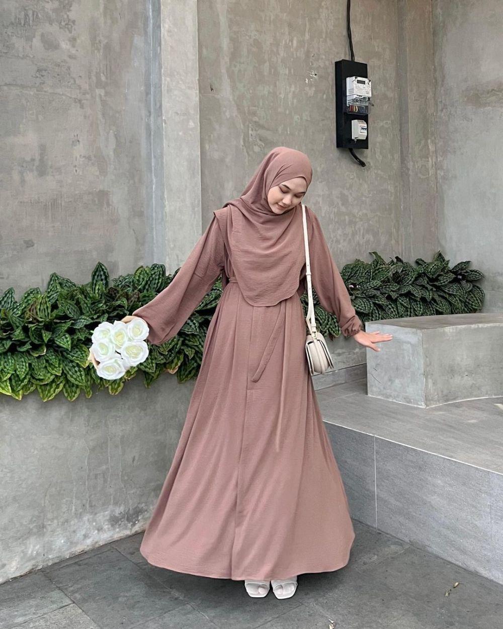 10 Ide Hijab Style Nuansa Cokelat ala Nyimas Juniar, Simple tapi Modis