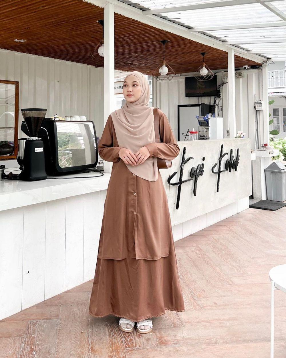 10 Ide Hijab Style Nuansa Cokelat ala Nyimas Juniar, Simple tapi Modis