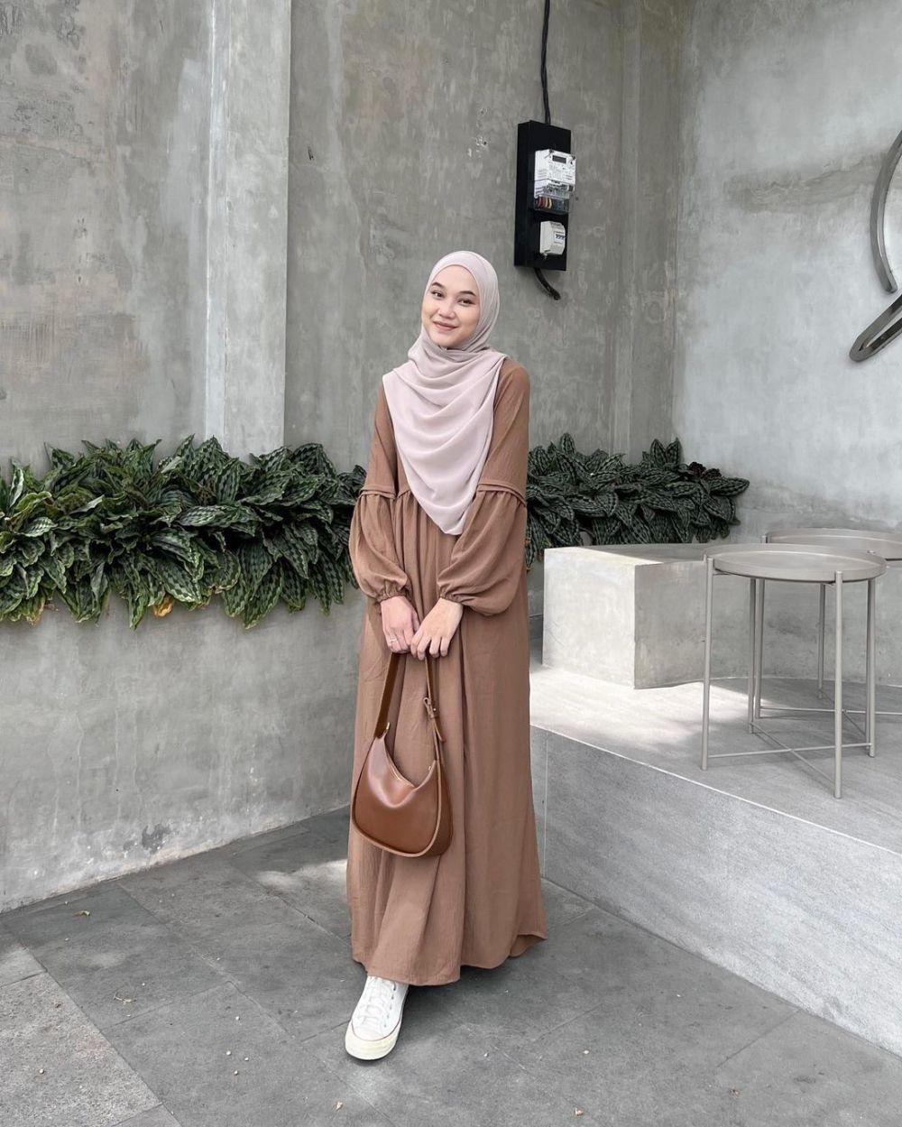 10 Ide Hijab Style Nuansa Cokelat ala Nyimas Juniar, Simple tapi Modis