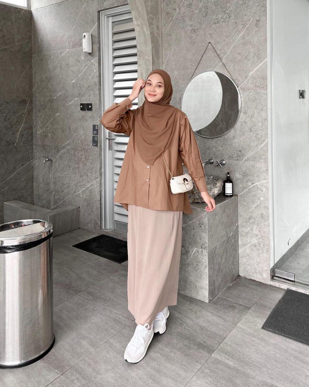 10 Ide Hijab Style Nuansa Cokelat ala Nyimas Juniar, Simple tapi Modis